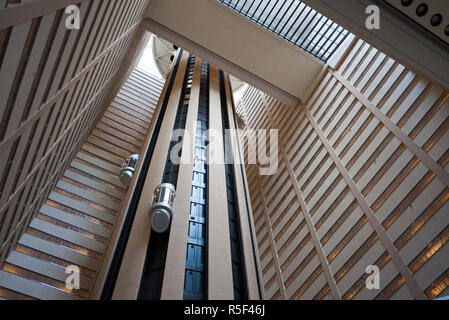 Atrium e impianti di risalita all'interno del Marriott Marquis Hotel, Times Square Manhattan, New York City, Stati Uniti d'America Foto Stock