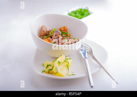 Spezzatino di manzo, guarnita con patate e champignon. Foto Stock