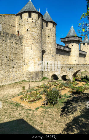 La storica fortezza di Carcassonne con il suo ponte,torri e fortificazioni nel sud della Francia Foto Stock