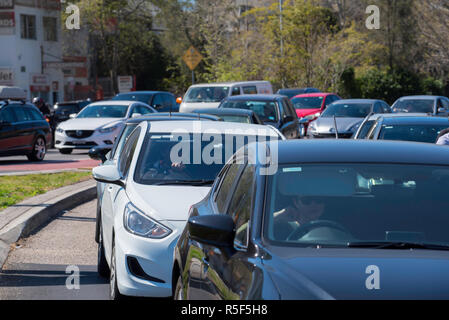 La congestione del traffico su un Sabato mattina su ANZAC Parade di Sydney Paddington, Australia Foto Stock