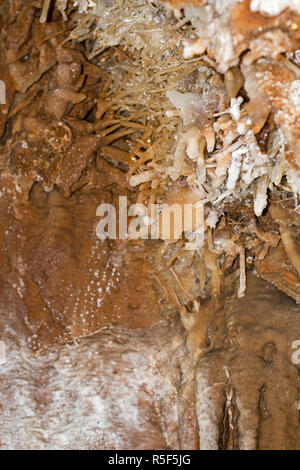 Marrone formazioni di cristalli minerali grotta naturale Foto Stock