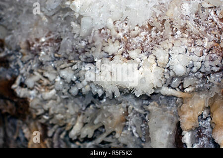 Bianco formazioni di cristalli minerali grotta naturale Foto Stock