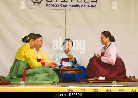 Un gruppo di donne di partecipare in una tradizionale cerimonia del tè al 2017 cultura Coreana e Food Festival ad Adelaide nel South Australia, Australia. Foto Stock