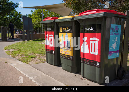 Rifiuti e riciclaggio di bottiglie bidoni in Centennial Park Sydney, Australia con positivi ironico di messaggistica sul lato di uno scomparto Foto Stock