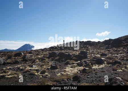 Tongariro alpine crossing - felice giovane donna all'orizzonte - Nuova Zelanda Foto Stock