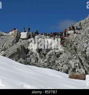 Molti trekker attraversando Cho La mountain pass, Nepal. Popolare percorso trekking nel Parco nazionale di Everest. Foto Stock