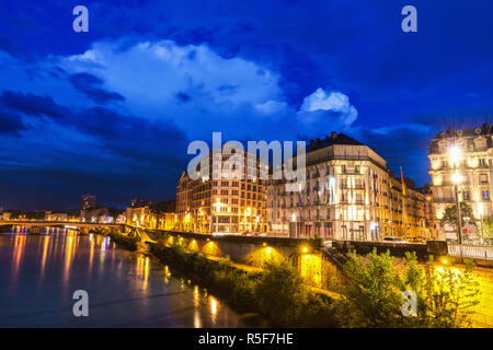 Architettura di Grenoble lungo il fiume Isere. Grenoble, Auvergne-Rhone-Alpes, Francia. Foto Stock