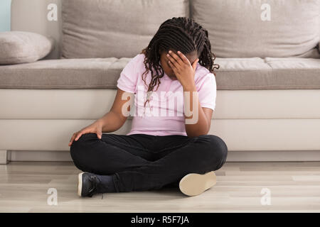 Ragazza triste avere mal di testa Foto Stock