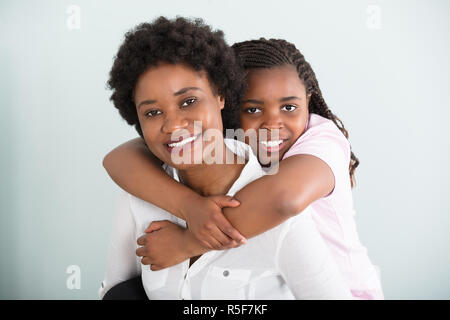 Ritratto di Felice madre e figlia Foto Stock