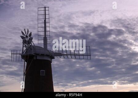 Un solitario di pompa di vento sul Parco Nazionale di Norfolk Broads NEL REGNO UNITO Foto Stock