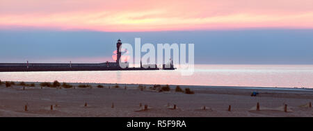 Feu de Saint Pol faro in Dunkerque al tramonto. Dunkirk, Hauts-de-France, Francia. Foto Stock