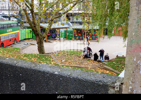 Stokes croft anca e alternativa sobborgo di Bristol, Inghilterra Regno Unito il famigerato bear pit intorno a] Foto Stock