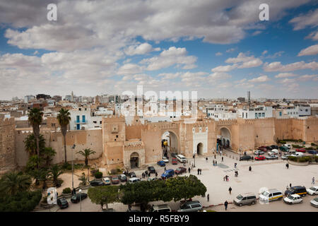 La Tunisia, tunisini Central Coast, Sfax, vista in elevazione della Medina lungo Avenue Ali Belhouane e Bab Diwan gate Foto Stock