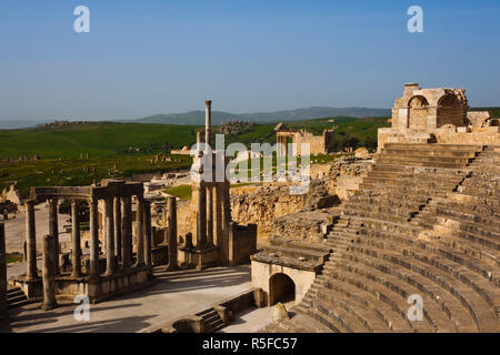 La Tunisia, Central Western Tunisia, Dougga, di epoca romana le rovine della città, sito Unesco, teatro Foto Stock