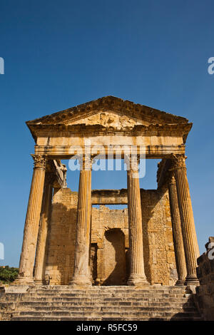 La Tunisia, Central Western Tunisia, Dougga, di epoca romana le rovine della città, sito UNESCO, il Capitole, Quadrato dei venti Foto Stock