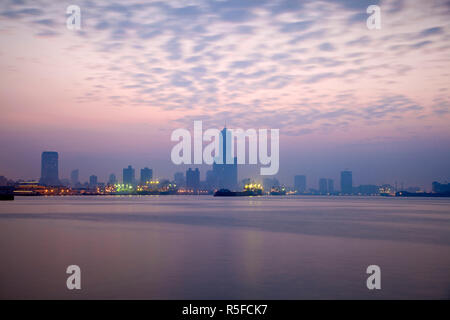 Taiwan, Kaohsiung, vista del porto che guarda verso la città e Kaoshiung 85 Sky Tower - Tunex Sky Tower Foto Stock