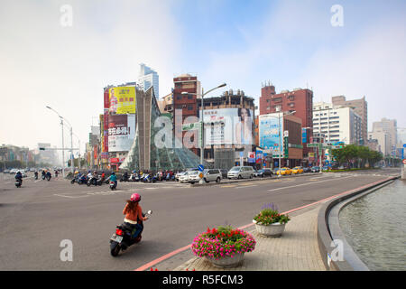 Taiwan, Kaohsiung, il traffico che passa entrata a Formosa Boulevard Station Foto Stock