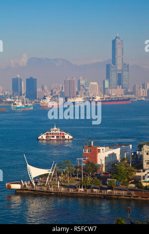 Taiwan, Kaohsiung, vista del porto che guarda verso la città e Kaoshiung 85 Sky Tower - Tunex Sky Tower Foto Stock