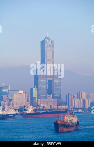 Taiwan, Kaohsiung, vista del porto che guarda verso la città e Kaoshiung 85 Sky Tower - Tunex Sky Tower Foto Stock