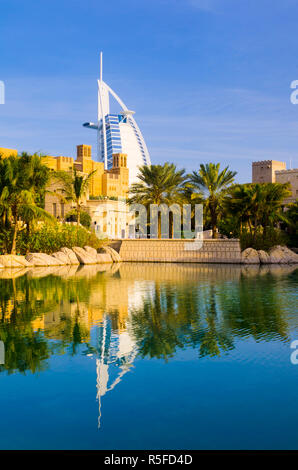 I UAE Dubai Burj Al Arab Hotel da Madinat Jumeirah Foto Stock