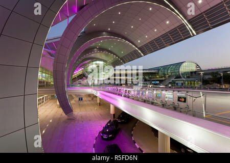 Elegante e moderna architettura del 2010 ha aperto il terminale 3 dell'Aeroporto Internazionale di Dubai, Dubai, Emirati Arabi Uniti, Emirati Arabi Uniti Foto Stock