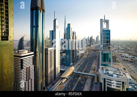 Vista in elevazione oltre i moderni grattacieli lungo la Sheikh Zayed Road guardando verso il Burj Kalifa, Dubai, Emirati Arabi Uniti Foto Stock