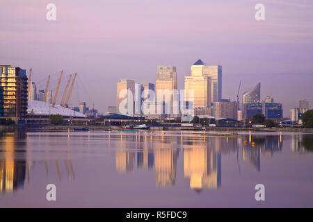 Inghilterra, Londra, Newham, Royal Victoria Docks, Canary Wharf edifici e O2 Arena all'alba Foto Stock