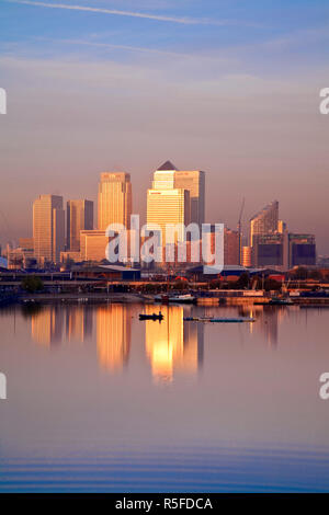 Inghilterra, Londra, Newham, Royal Victoria Docks, Canary Wharf edifici all'alba Foto Stock