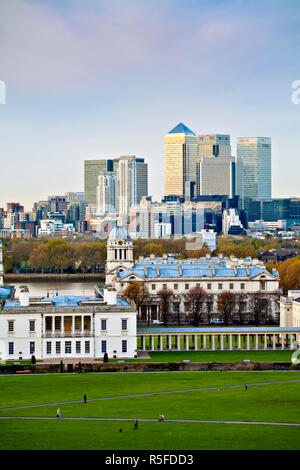 Inghilterra, Londra, Greenwhich, Royal Greenwich Park, il National Maritime Museum e Canary Wharf in autunno Foto Stock