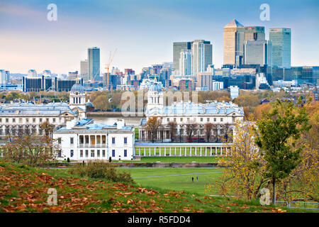 Inghilterra, Londra, Greenwhich, Royal Greenwich Park, il National Maritime Museum e Canary Wharf in autunno Foto Stock