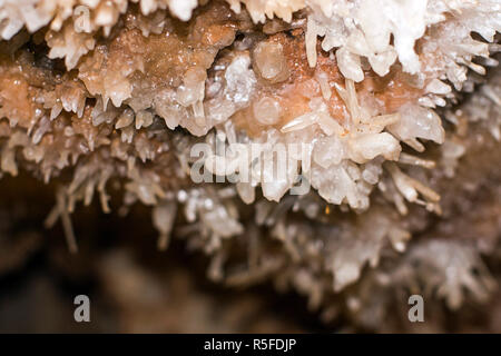 Formazioni di cristalli minerali grotta naturale Foto Stock