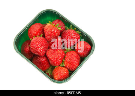 Le fragole in un verde scatola in plastica visto da sopra isolata su uno sfondo bianco Foto Stock