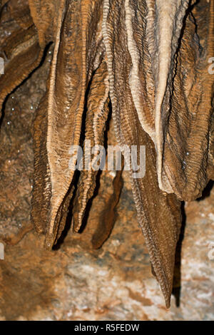 La Grotta dei Cristalli Kanchanaburi colore arancio appuntita geologica Foto Stock