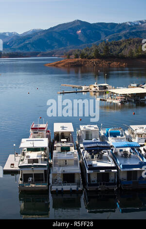 Stati Uniti d'America, la California, la California del nord, nord della montagna, McColl, Whiskeytown-Shasta-Trinità National Recreation Area, case galleggianti sul Lago Shasta Foto Stock