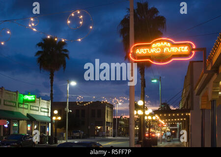 Stati Uniti d'America, Florida, Tampa, Ybor City, storico, animazione serale, Arthur Fuentes Cigar Store Foto Stock
