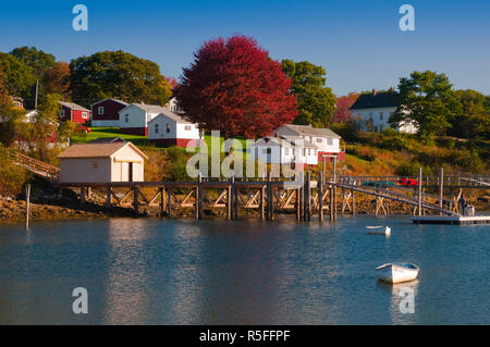 Stati Uniti d'America, Maine, Pemaquid Peninsular, Porto Nuovo, Astice barche da pesca e pontili Foto Stock