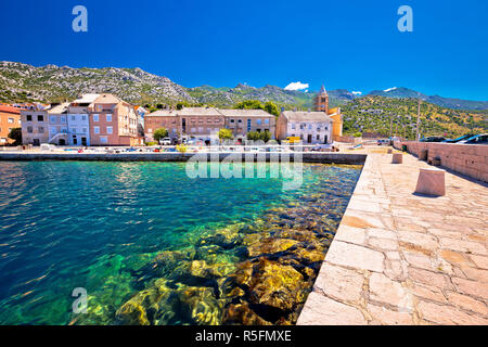 Città di Karlobag nel canale di Velebit vista fronte mare Foto Stock