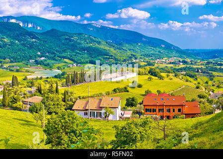 Il pittoresco villaggio di Pazzon valle e vista montagne Foto Stock