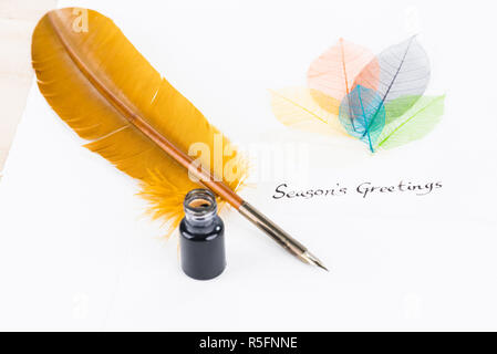 Quill penna e la stagione del messaggio di auguri su carta di cotone Foto Stock