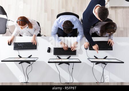 Team Leader della formazione al suo operatore di Call Center Foto Stock