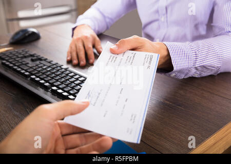 Imprenditore dando il controllo per il suo collega Foto Stock