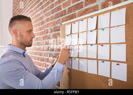 Imprenditore guardando le note Foto Stock