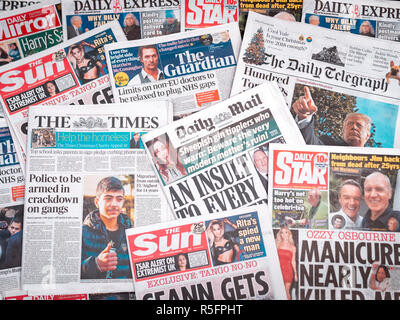 Un mucchio di giornali dal Regno Unito Foto Stock