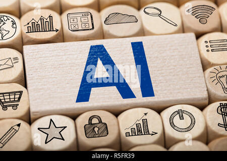 AI testo sul blocco di legno circondato da icone del computer Foto Stock