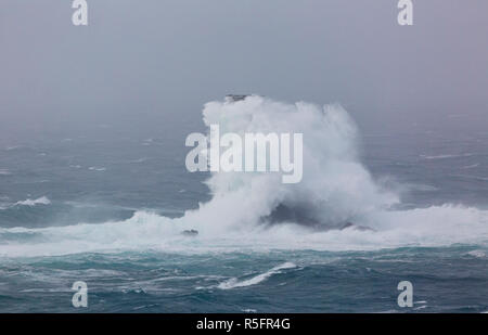 Diana tempesta al largo della costa della Cornovaglia schiantarsi dentro la Longships Lighthouse Foto Stock