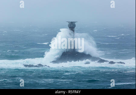 Diana tempesta al largo della costa della Cornovaglia schiantarsi dentro la Longships Lighthouse Foto Stock