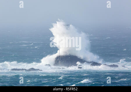 Tempesta Diana schiantarsi dentro la Longships faro fuori il Cornish Coast Foto Stock