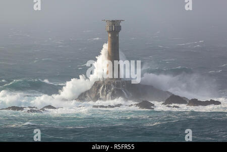 Tempesta Diana schiantarsi dentro la Longships Lighthouse off Lands End Cornwall Foto Stock