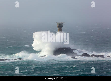 Tempesta Diana schiantarsi dentro la Longships Lighthouse off Lands End Foto Stock