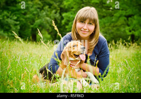 Donna con cane beagle nel parco Foto Stock